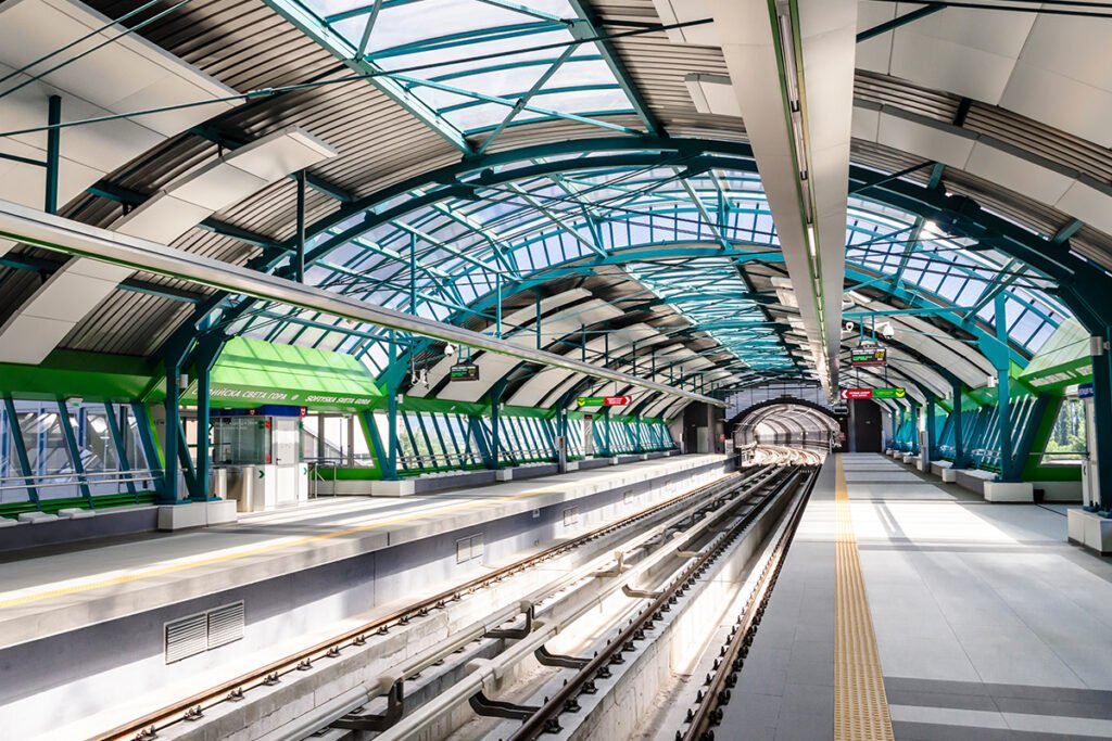 Перонът на метростанция „Софийска Света Гора“ с модерна покривна конструкция