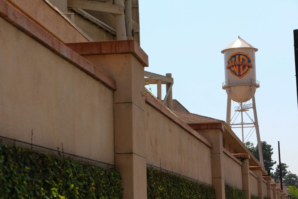 Водонапорната кула на Warner Bros Studios с логото на компанията, заснета над студийни сгради в Холивуд, Лос Анджелис, САЩ