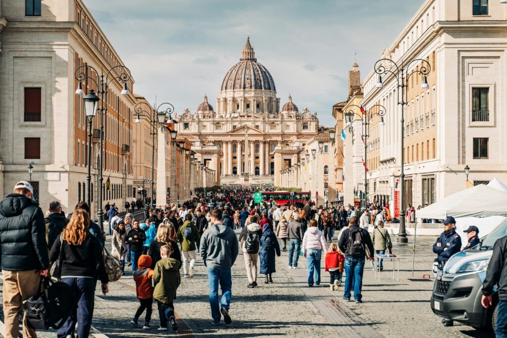 Гледка към базиликата „Свети Петър“ от новия площад Пия по време на Юбилейната 2025 година, през зимата