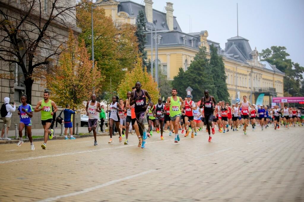 Бегачи на старта на Софийския маратон през 2024 г. по централните улици на столицата