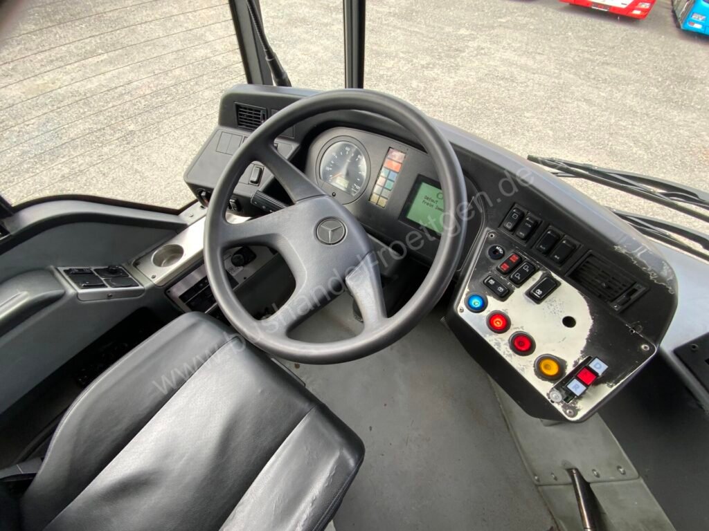 Работното място на водача на употребяван съчленен автобус Mercedes-Benz Citaro, с видими следи от износване по пулта и седалката.