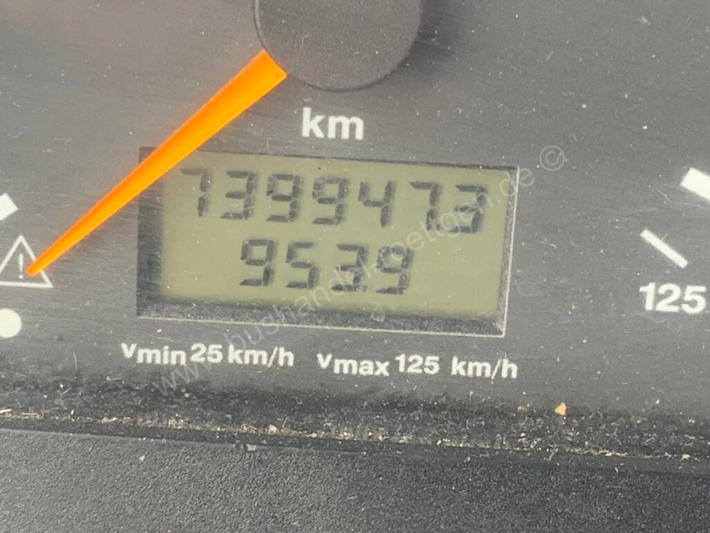 Дисплей на автобус, показващ пробег от близо 740 000 километра.