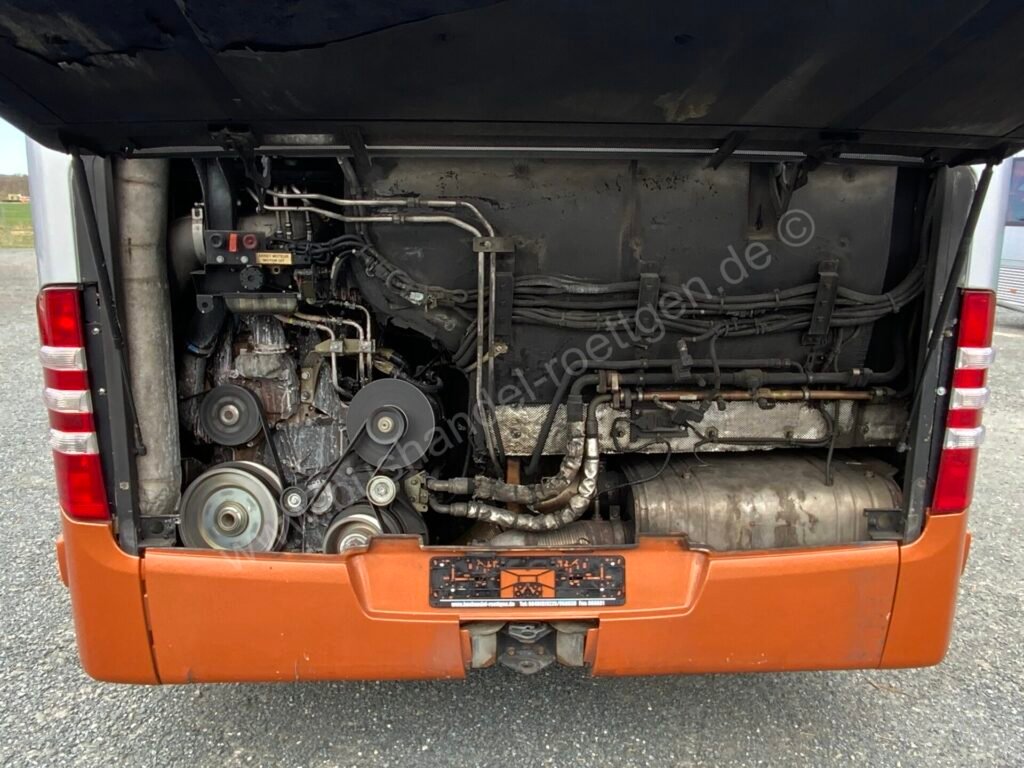 Заден отсек на 17–18-годишен автобус Mercedes-Benz Citaro с открит двигател и силно амортизирани компоненти.