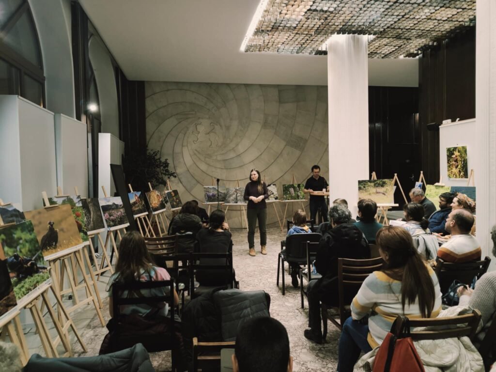 Публична среща и фотографска изложба, посветена на природата, с участници и експозиция на пейзажни снимки в зала.