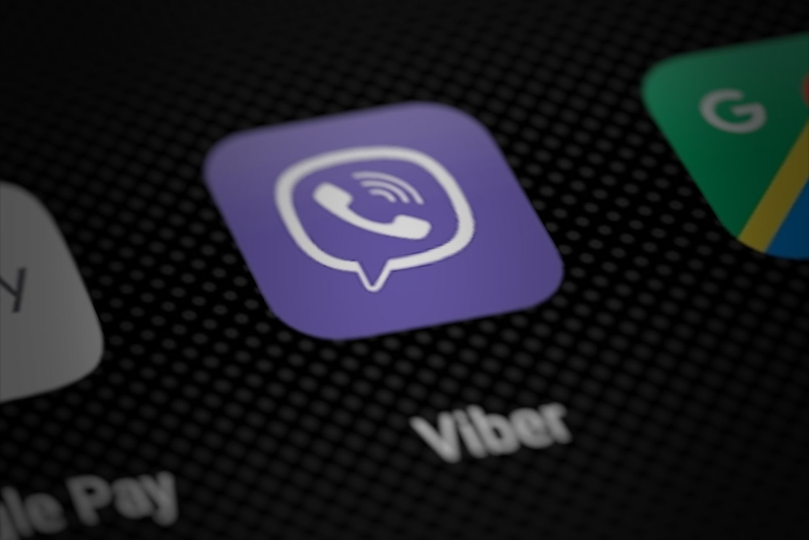 Иконата на приложението Viber върху екрана на смартфон, заснета в близък план.