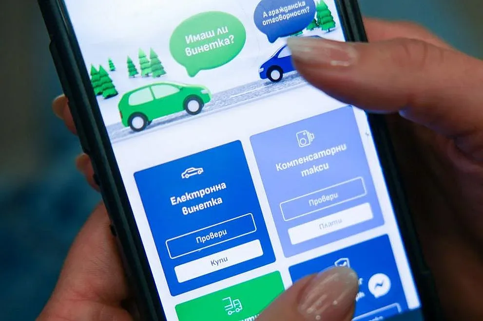 Екран на мобилен телефон с меню за покупка и проверка на електронна винетка